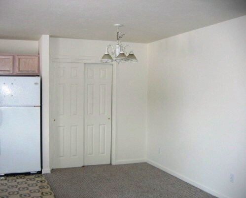 Building Photo - Spacious 3 bedroom townhouse