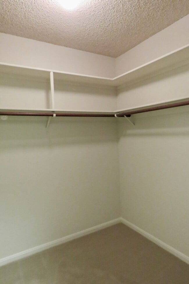 Building Photo - Condo with 2 baths, Parking and Private Pa...