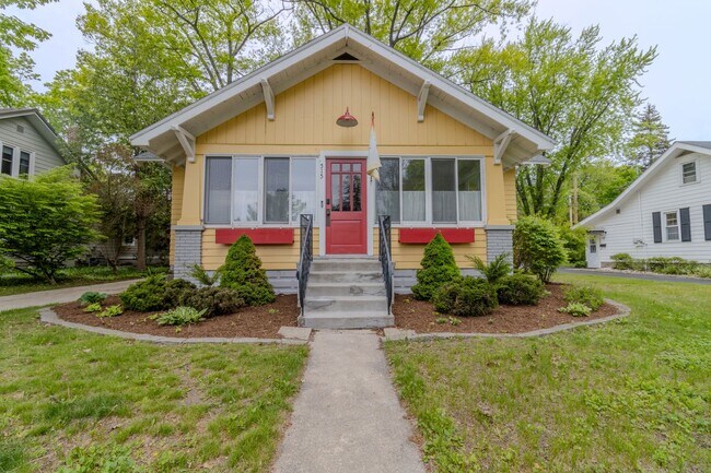 Primary Photo - Fully-Furnished Retreat in the Heart of Su...