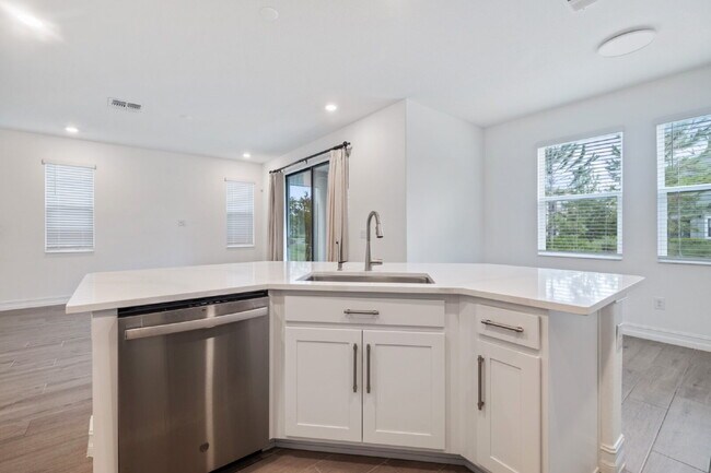 Building Photo - Estancia 3-Bed Retreat in Wesley Chapel wi...