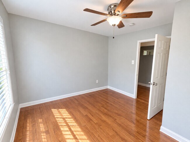 Building Photo - 516 Alcove Ave
