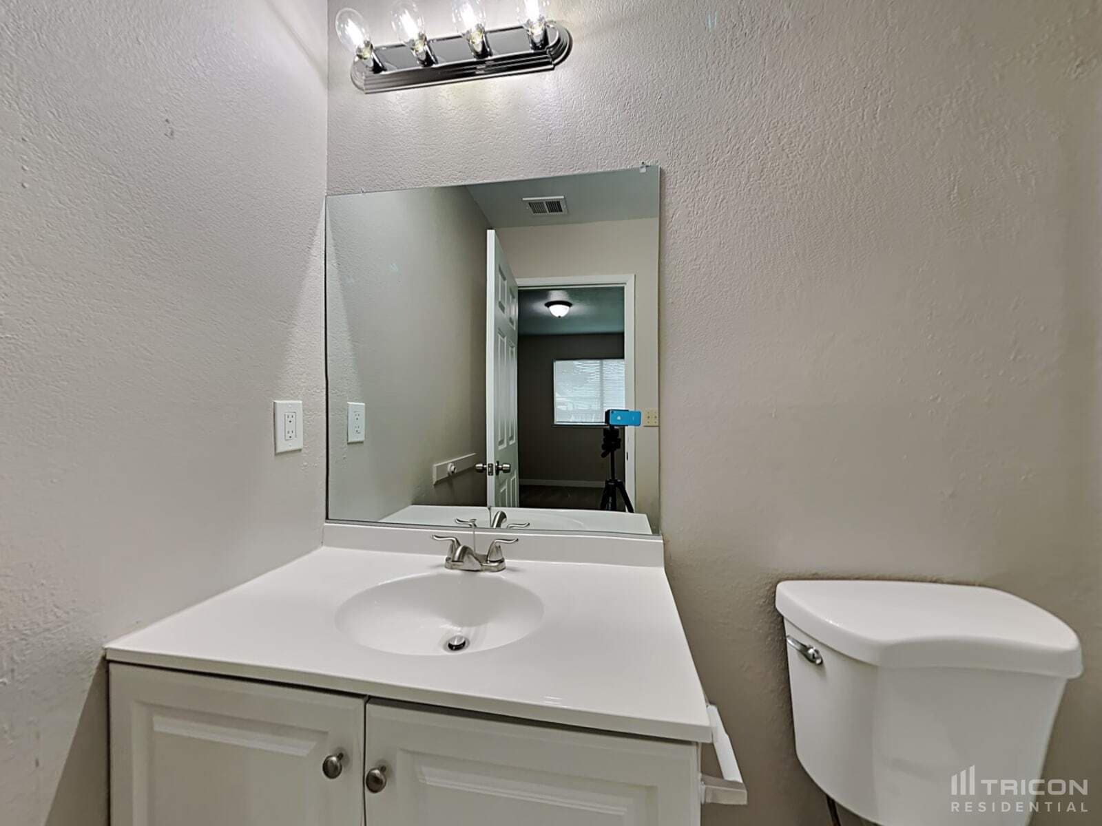 Building Photo - 601 Jeelu Way