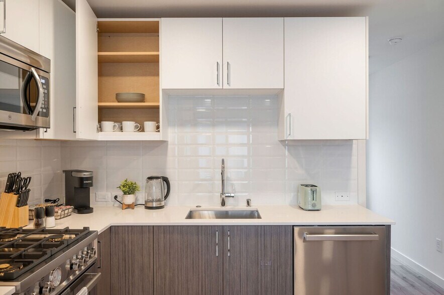 Building Photo - 4453 Aurora Ave N