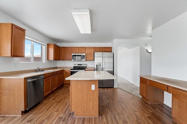 Building Photo - Freshly Updated 4 Bed | New Carpet, New Appliances & Open Layout