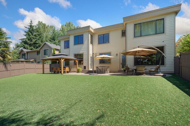 Building Photo - Live the Tuscan Life in Kirkland