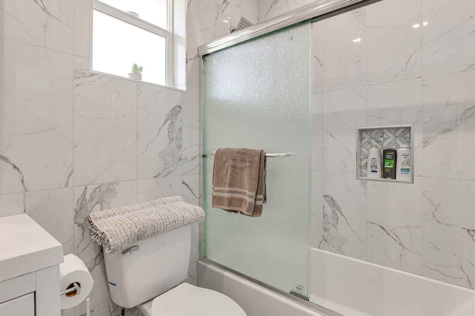 Building Photo - 2022 Avenida Del Diablo