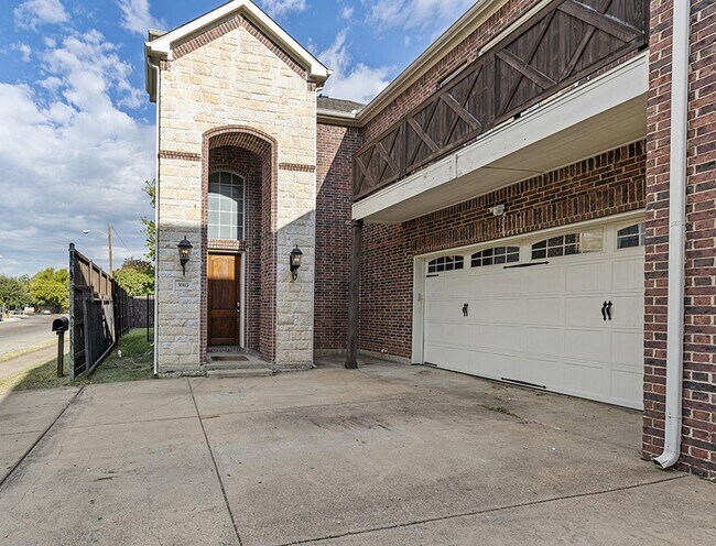 Building Photo - Chic M Streets townhome near shopping & di...