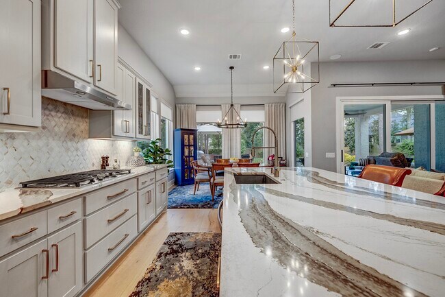 Building Photo - 327 N Turks Cap Trail