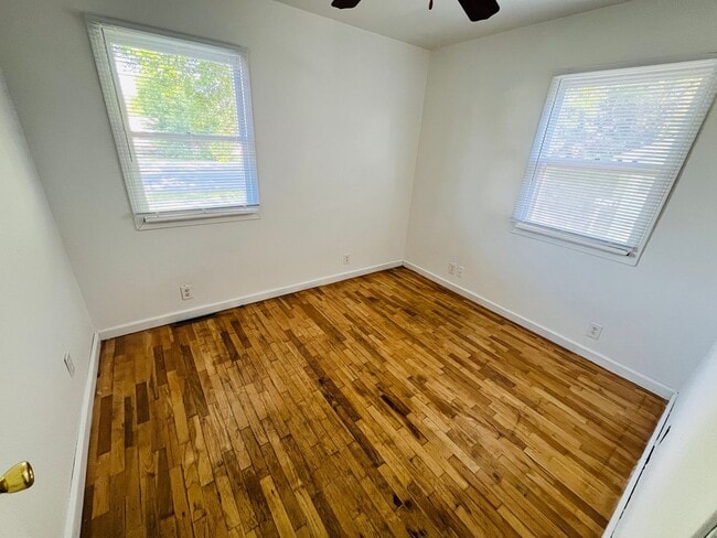 Building Photo - 4 bed, 3 bathroom Home