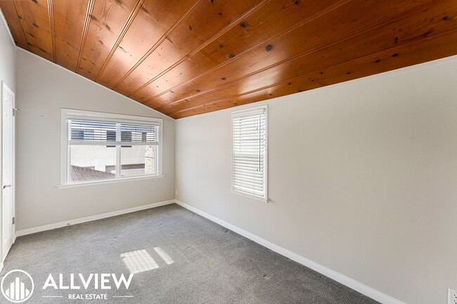 Building Photo - 926 W Balboa Blvd