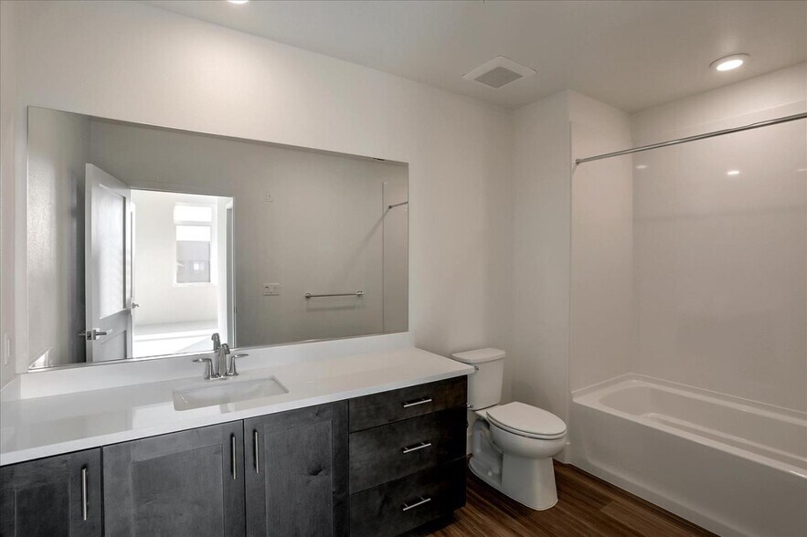 bathroom 2 - 3578 Rambla Place