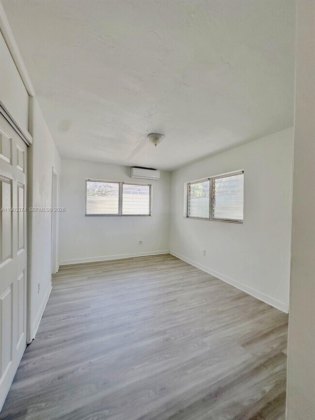 Building Photo - 1955 Normandy Dr