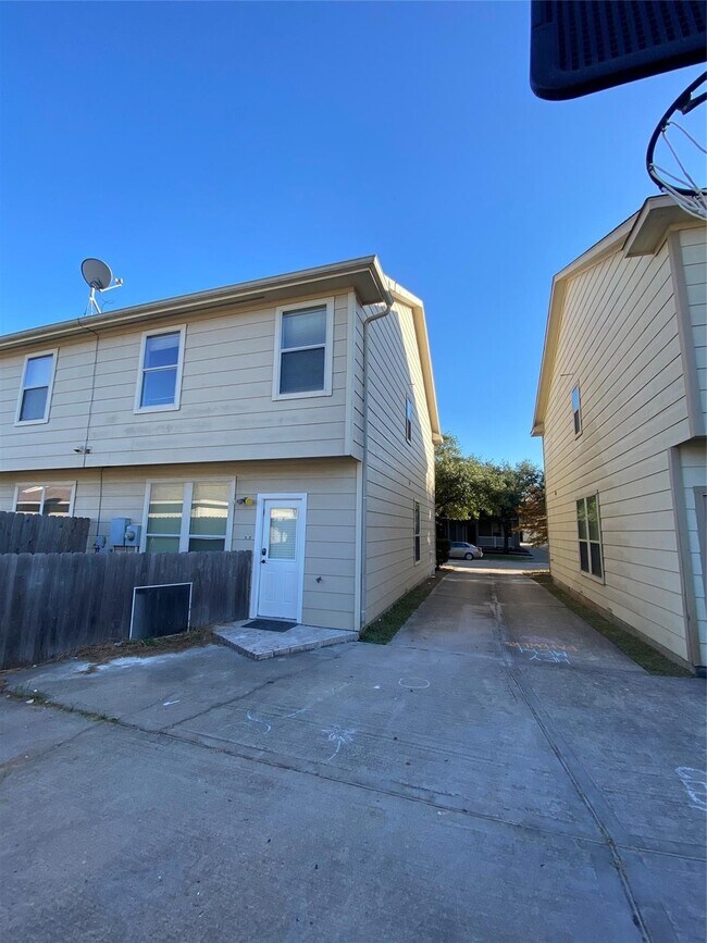 Building Photo - 16750 Libson Falls Dr