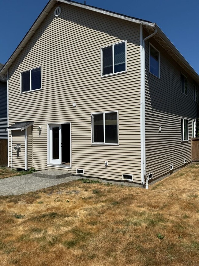 Building Photo - Spacious 4 Bed 3 Bath Home in a Prime Loca...