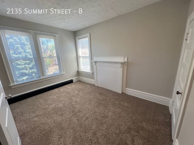 Building Photo - 2135 Summit St