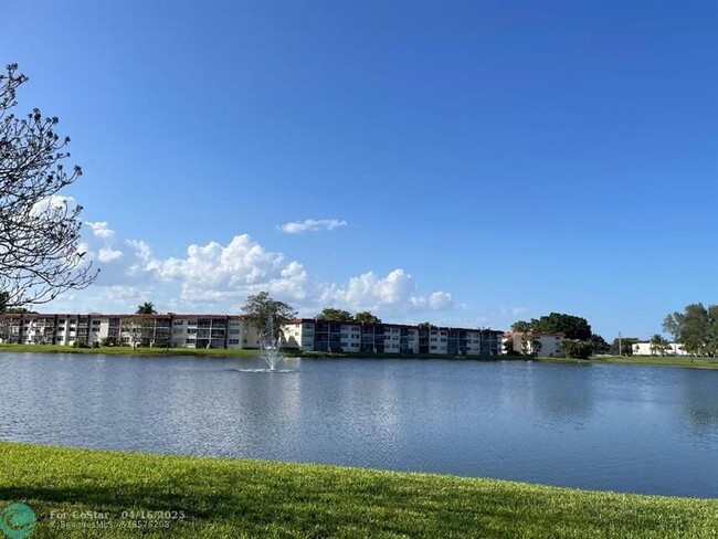 Building Photo - 9423 S Hollybrook Lake Dr