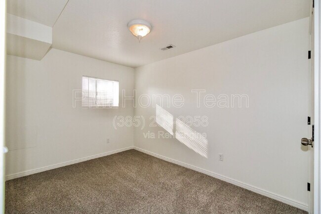 Building Photo - 45 E 400 N