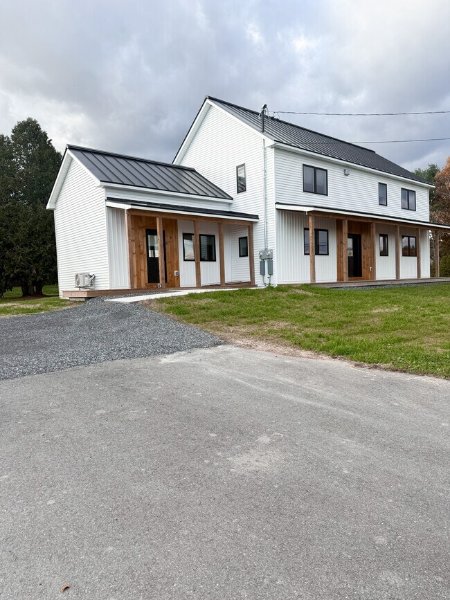 Building Photo - 959 W River Rd