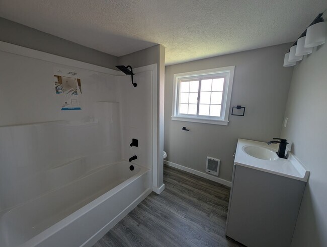 Building Photo - Remodeled 2 Bedroom Home – Water & Sewer Included