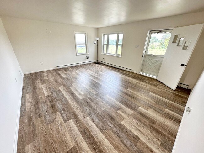 Building Photo - Charming Renovated 2BR in Peaceful Setting