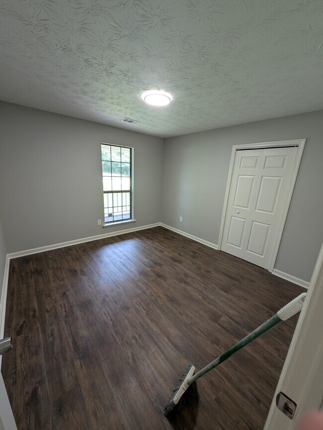 Building Photo - 105 Jennifer Ln
