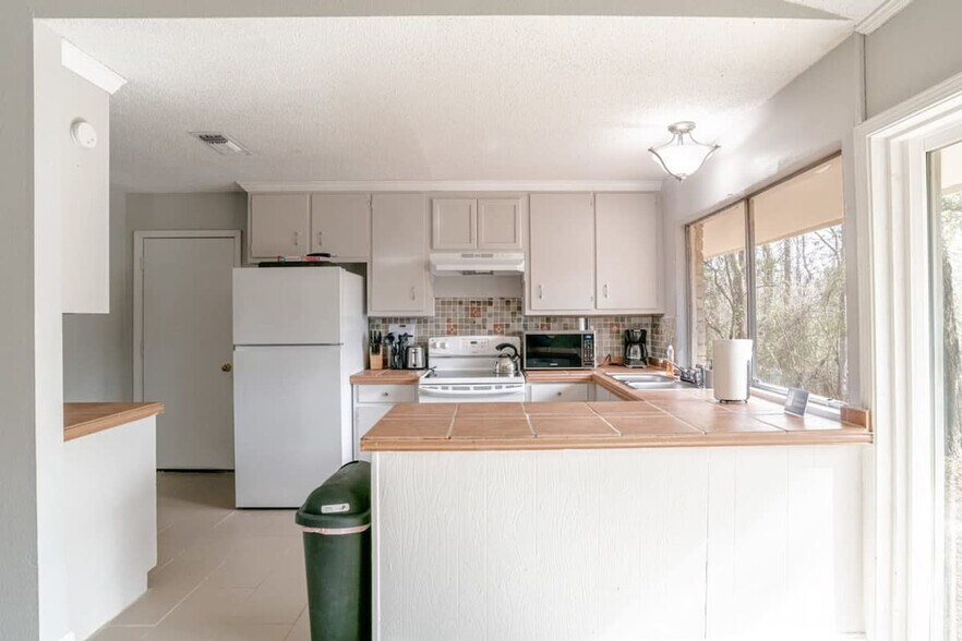 Building Photo - 5477 Ardell Dr
