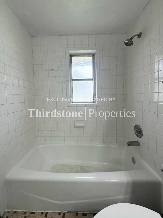 Building Photo - 455 W Clermont Dr