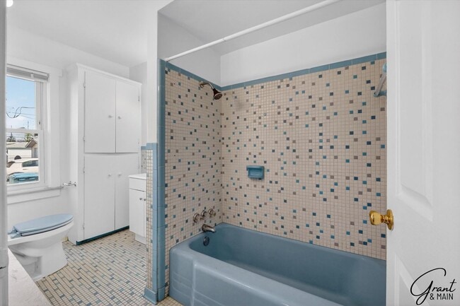 Building Photo - $1450 4 Bedrooms