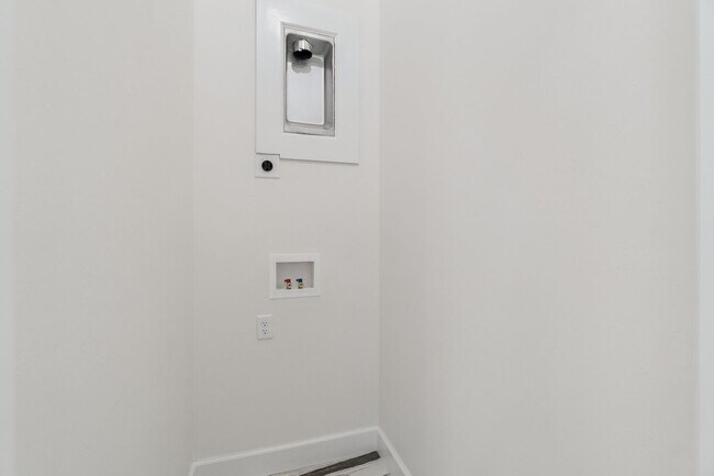 Building Photo - Minimalist Magic: 2-Bed Apartment Over Sel...