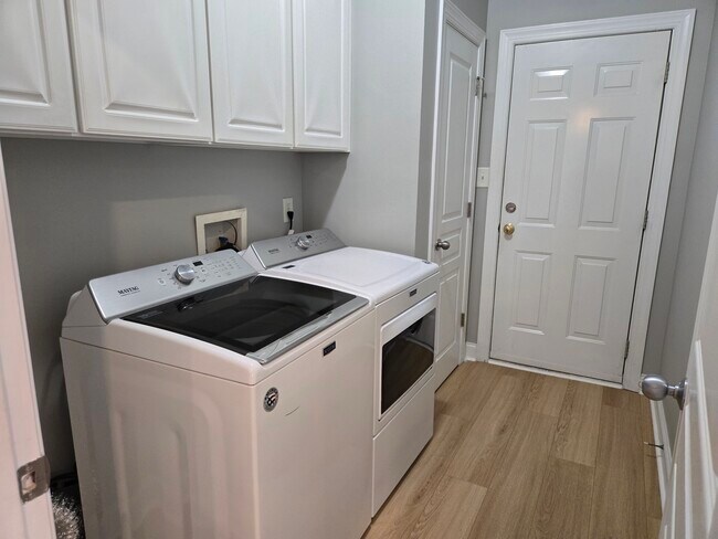 Building Photo - 8014 Ladys Secret Dr