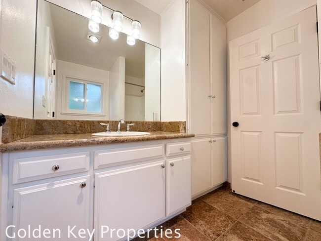 Building Photo - Beautiful home on a private, quiet street in Vista!