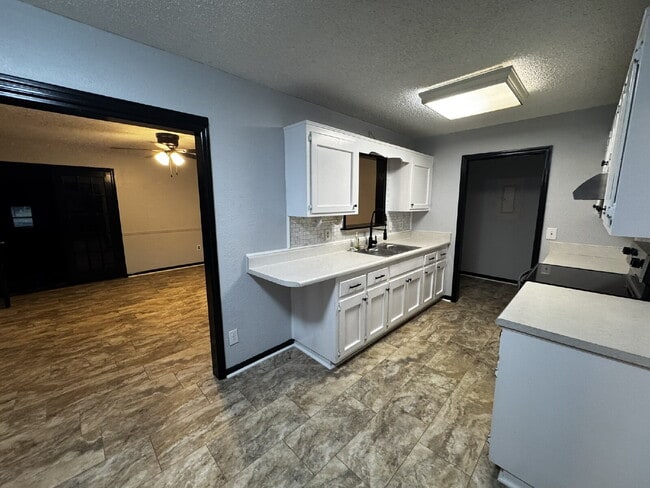 Building Photo - Home For Rent