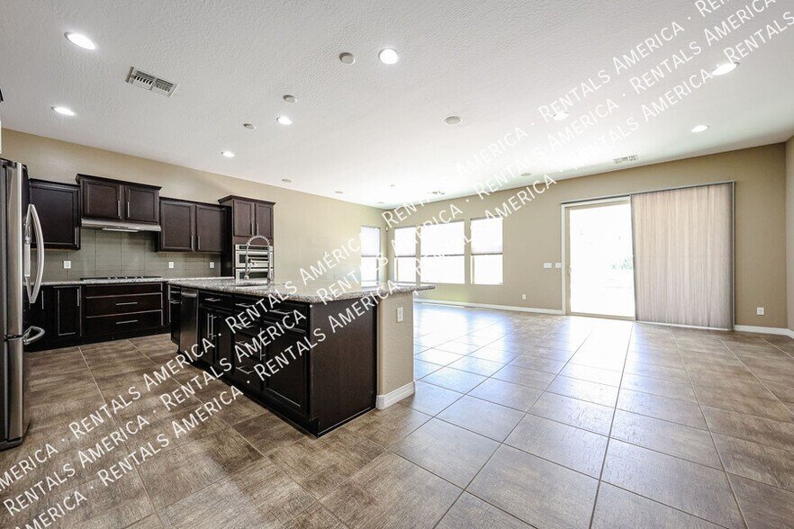 Building Photo - 3325 E Coconino Dr