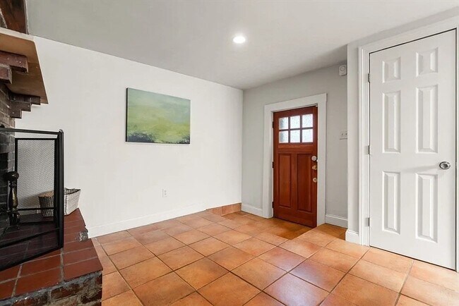 Building Photo - 334 Mystic St