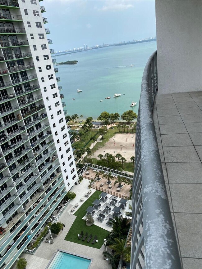 Building Photo - 1750 N Bayshore Dr
