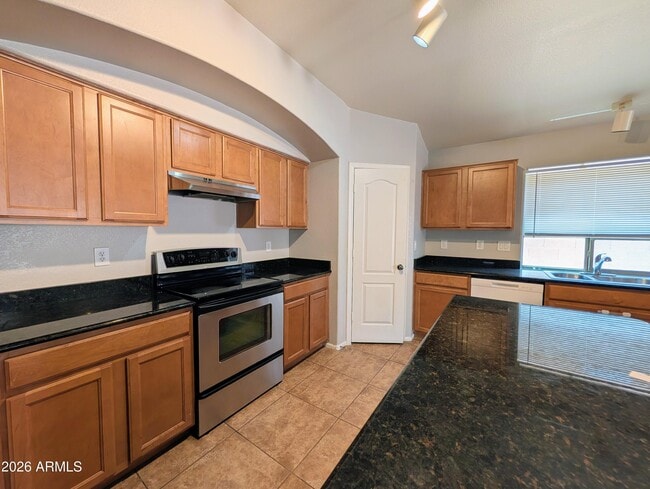 Building Photo - 738 E Saddle Way