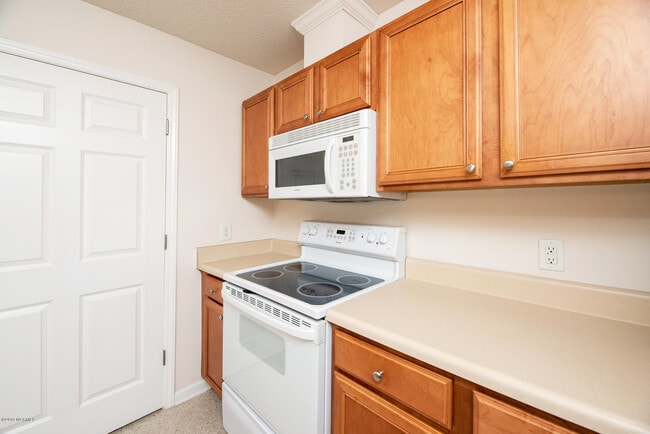 Building Photo - 2833 Holly Glen Dr