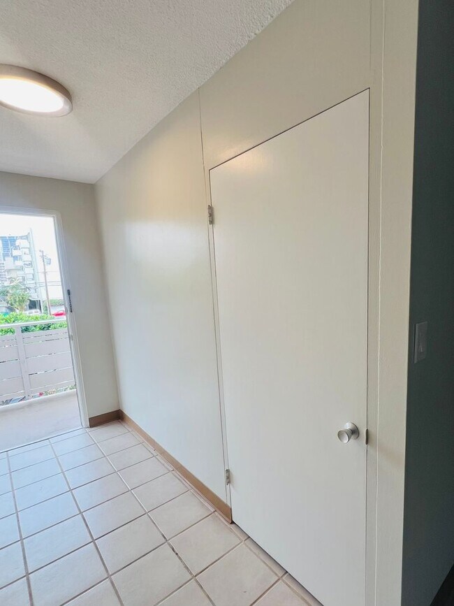 Building Photo - Charming & Breezy 1-Bedroom 1-Bath Hawaiiana Retreat