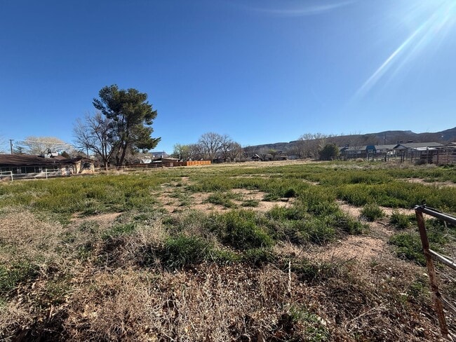 Building Photo - Beautifully Remodeled Three Bedroom Home on 2 Acres with Horse Privileges in Hurricane