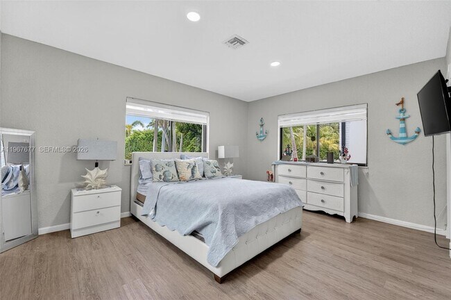 Building Photo - 317 S Riverside Dr