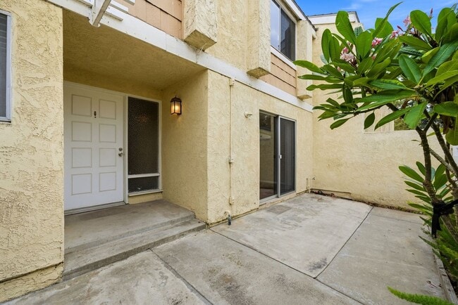 Building Photo - Spacious and Well Maintained 3 Bedroom Con...