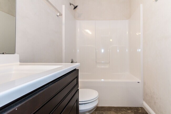Building Photo - 2 bed 2 bth duplex- available now