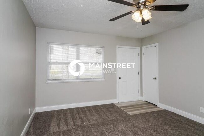 Building Photo - 3 Bedroom Pet-Friendly Home in LOUISVILLE, KY with Main Street Renewal