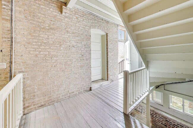 Building Photo - 4002 N Hermitage Ave