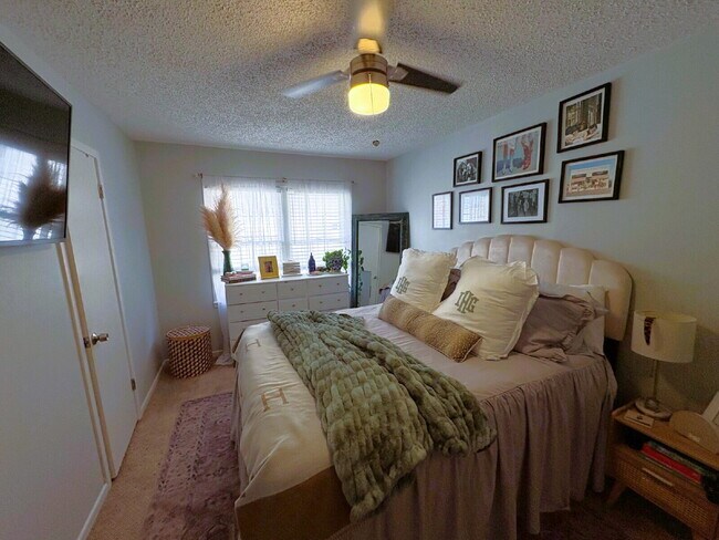Building Photo - Stunning Three Bedroom Home Located Near R...
