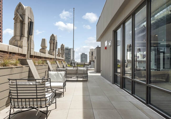 Building Photo - 330 S. Wells St - New Jr One Bed Located i...
