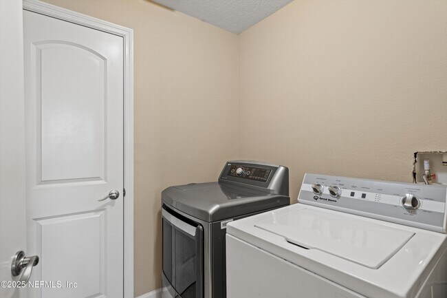 Building Photo - 3958 Baymeadows Rd