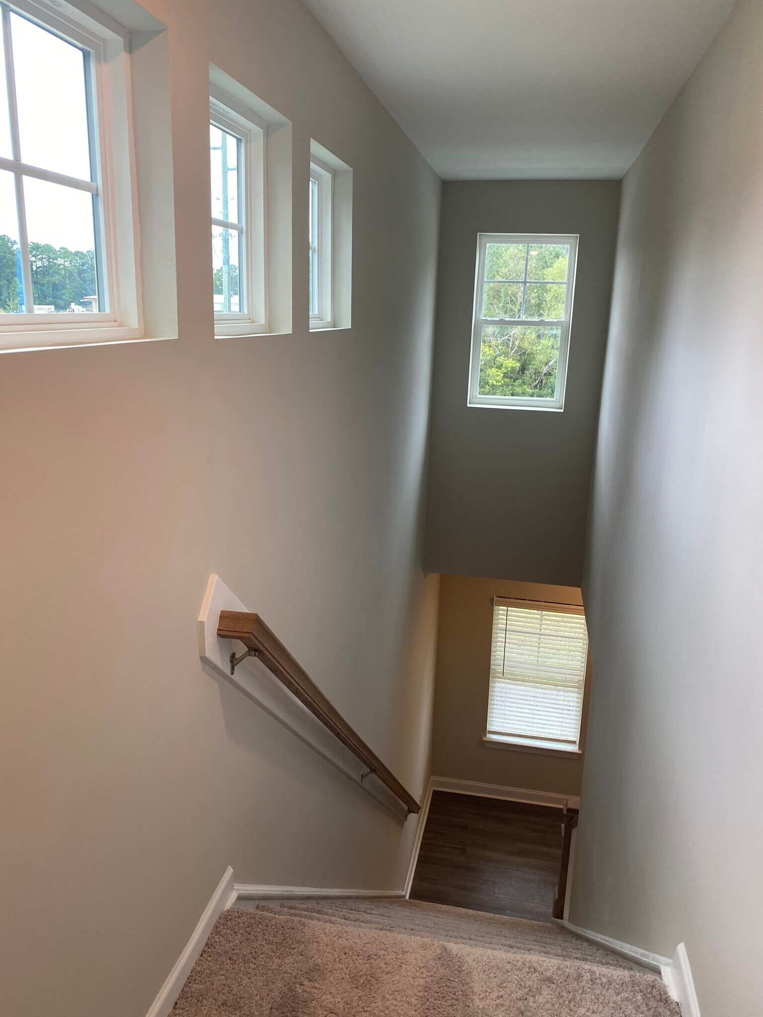 Staircase - 304 Lusterleaf Ln