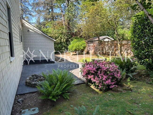 Building Photo - Newly Remodeled Lake Oswego Cottage With Lake Access.