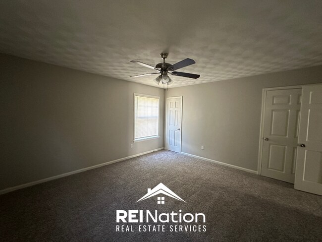 Building Photo - Spacious 4BR/2BA Memphis Rental with 2-Car Garage, Hardwood Floors & Fireplace